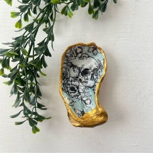 CLOSING SALE •5/$25• NWT Blue Skull Decorative 3.5” Oyster Shell Trinket Dish